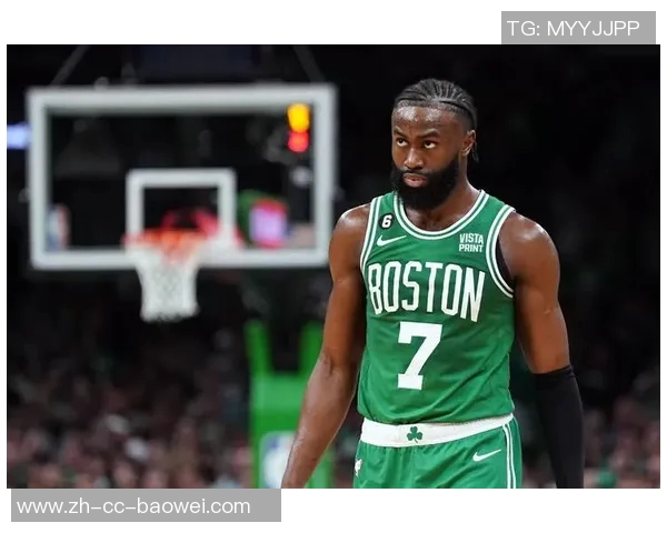 杰伦布朗赛场趣事发际线失守OG球衣遭殃引发球迷热议 杰伦布朗赛场趣事发际线失守OG球衣遭殃引发球迷热议