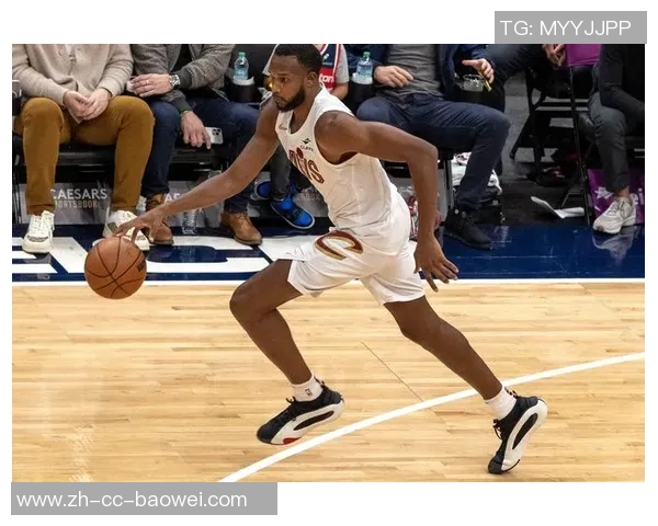 小莫布里首秀表现亮眼18分钟内贡献12分6板2助助力球队胜利