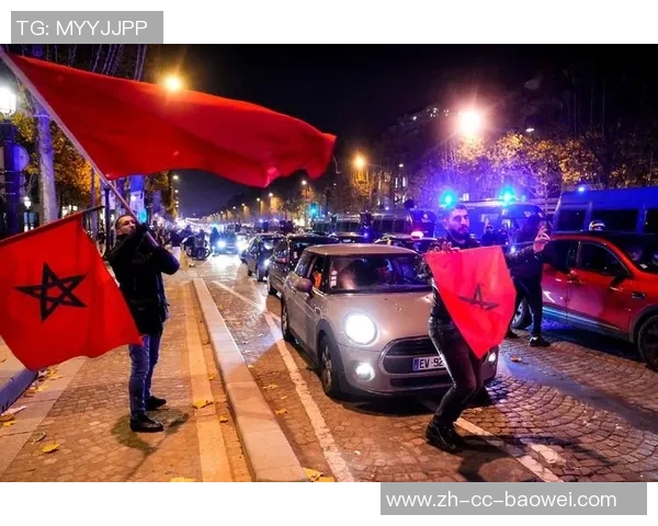 巴黎球迷大巴深夜抛锚高速上80人被困数小时等待救援